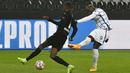 Striker Inter Milan, Romelu Lukaku, melepaskan tendangan saat melawan Borussia Moenchengladbach pada laga Liga Champions di Stadion Borussia Park, Rabu (2/12/2020). Inter Milan menang dengan skor 3-2. (AP/Martin Meissner)