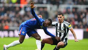 Bruno Guimaraes dan Moises Caicedo berebut bola dalam laga Liga Inggris antara Newcastle vs Chelsea di St. James Park, 20 Desember 2025. (Owen Humphreys/PA via AP)
