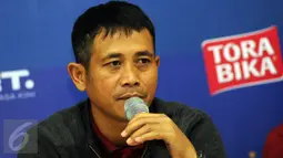 Asisten pelatih Areme Cronus, Joko Susilo memberikan keterangan jelang laga final Turnamen Piala Bhayangkara di Stadion GBK Jakarta, Sabtu (2/4/2016). Laga final akan berlangsung pada Minggu (3/4). (Liputan6.com/Helmi Fithriansyah)