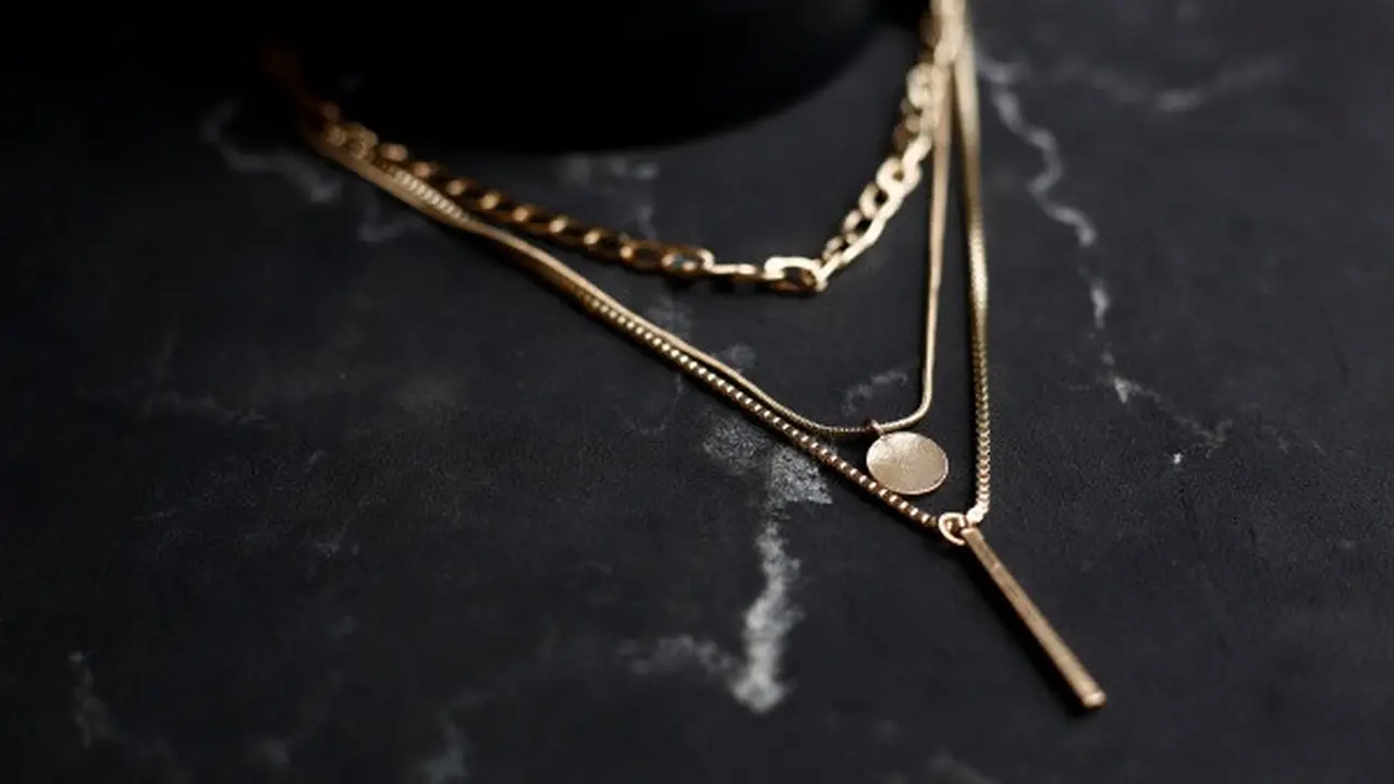 Kalung Emas Lariat Pendek (credit: Rochak Shukla/Freepik)