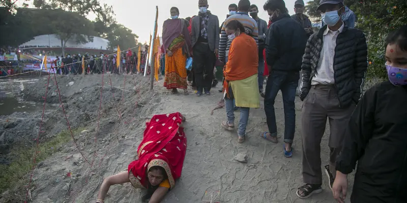 Ritual Sembah Dewa Matahari di Nepal