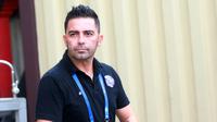 Pelatih Arema FC, Javier Rocha saat melawan PSM Makassar pada laga BRI Liga 1 2022/2023 di Stadion PTIK, Jakarta, Sabtu (4/2/2023). Arema FC Kalah dengan skor 0-1. (Bola.com/M Iqbal Ichsan)