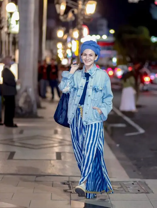 Jalan-jalan di Surabaya, Wanda Hamidah tampil kasual memadukan jaket jeans dengan kulot bergaris biru dan putih. Pashmina berwarna biru yang di-styling turban membuat penampilannya terlihat kece. (Instagram/wanda_hamidah).