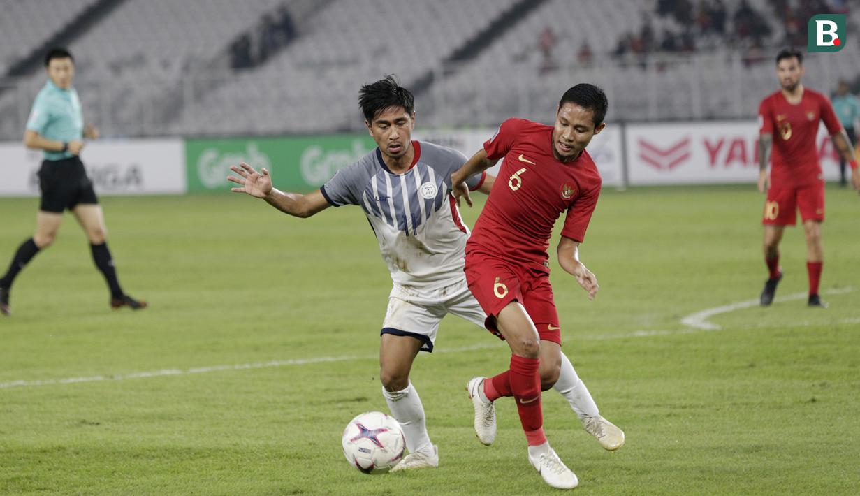 Gelandang Timnas Indonesia, Evan Dimas, menggiring bola saat melawan Filipina pada laga Piala AFF 2018 di SUGBK, Jakarta, Minggu (25/11). Kedua negara bermain imbang 0-0. (Bola.com/M. Iqbal Ichsan)