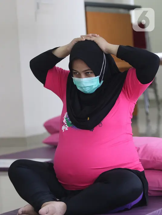 Seorang peserta kelas senam kehamilan mengikuti gerakan yang diberikan oleh instruktur di Rumah Sakit Ibu dan Anak Tambak, Jakarta, Sabtu (10/04/2021). Senam untuk ibu hamil mulai dilaksanakan secara offline setelah para petugas medis menerima vaksinasi Covid-19. (Liputan6.com/Herman Zakharia)