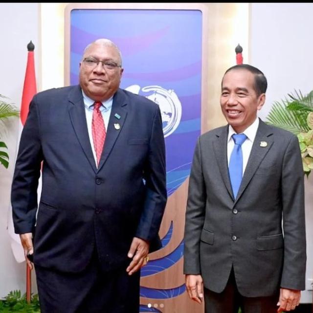 Gaya Unik Presiden Fiji Bertemu Jokowi di Worlds Water Forum 2024, Pakai Jas dan Rok