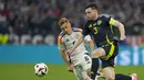 <p>Bek kiri Liverpool berusia 30 tahun, Andrew Robertson dipercaya menyandang ban kapten Timnas Skotlandia pada Euro 2024 setelah sebelumnya juga dipercaya memimpin Pasukan Tartan di edisi sebelumnya pada 2020. Bersama Timnas Skotlandia, Andrew Robertson hingga kini telah mengoleksi 72 caps, termasuk saat dikalahkan Jerman 1-5 pada laga pembuka Euro 2024. (AP Photo/Antonio Calanni)</p>
