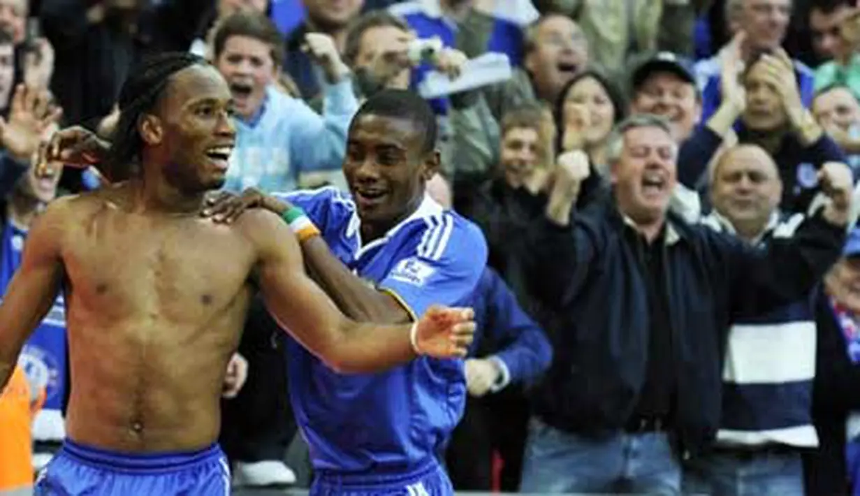 Chelsea&#039;s Didier Drogba celebrates with Salomon Kalou after scoring the winning goal against Arsenal during the F.A Cup Semi-Final match at Wembley Stadium in London on April 18, 2009. Chelsea won 2-1. AFP PHOTO/Adrian Dennis
