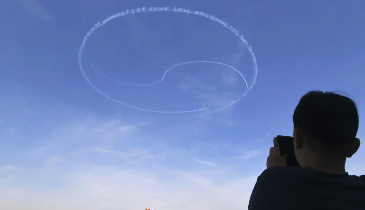 Tim aerobatik Black Eagles Angkatan Udara Korea Selatan membuat simbol yin dan yang selama acara demonstrasi taekwondo di Majelis Nasional di Seoul (21/5). Acara ini diharapkan untuk menetapkan new Guinness world record. (AFP Photo/Jung Yeon-je)