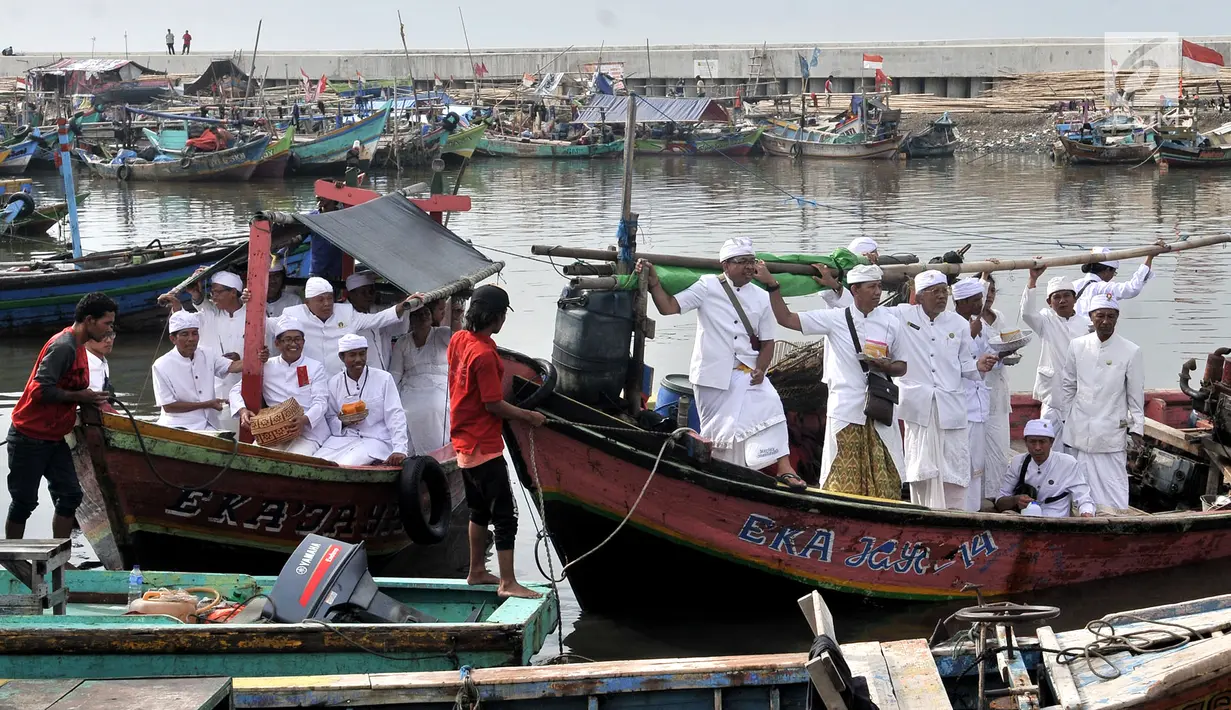 Umat Hindu menggunakan perahu untuk mengambil air kehidupan (Tirta Amerta) jelang Hari Raya Nyepi Tahun Baru Saka 1941 di perairan Cilincing, Jakarta, Minggu (3/3). Melasti merupakan upacara penyucian diri. (merdeka.com/Iqbal S Nugroho)