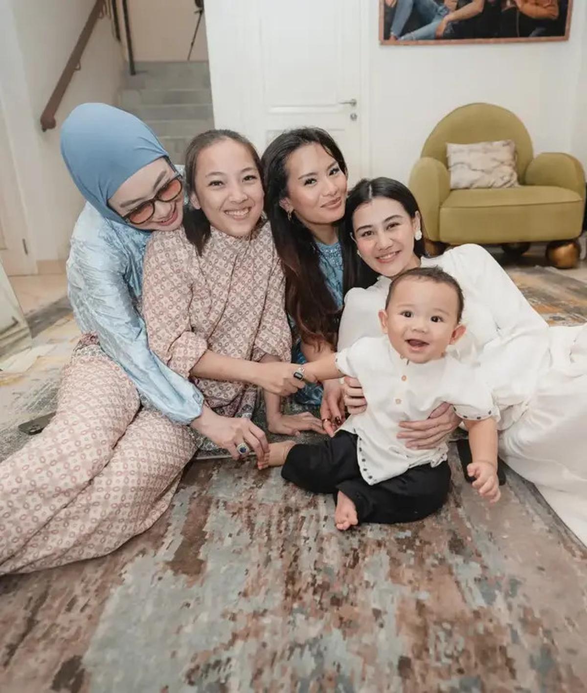 13 Potret Ruang Keluarga di Rumah Reza Artamevia, Jadi Tempat Kumpul saat Lebaran