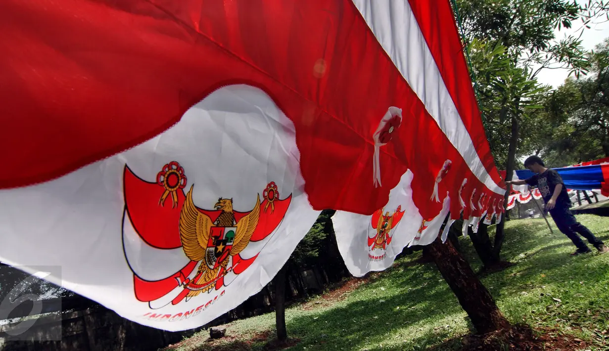 Pedagang menata bendera Merah Putih dan pernak-pernik perayaan 17 Agustus di kawasan Pasar Minggu, Jakarta, Selasa (4/8/2015). Menjelang Hari Kemerdekan RI, sejumlah pedagang bendera musiman mulai berdatangan. (Liputan6.com/Yoppy Renato)
