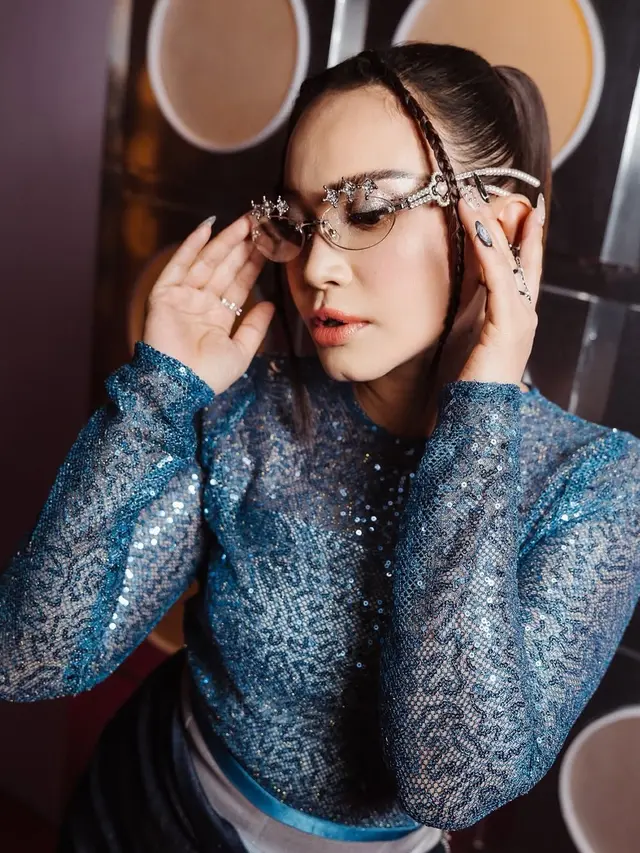 Look pertama Rossa di Video Klip Terbaru Single Sinaran dengan atasan biru. [Dok. @agrasuseno]