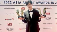 Kim Seon Ho membawa pulang empat piala di Asia Artist Awards (AAA) 2022. (dok. Instagram @kimseonho_staff.diary/https://www.instagram.com/p/CmHHGd3pZ47/)