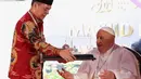 Paus Fransiskus juga menerima cendera mata berupa replika atau miniatur Masjid Istiqlal yang diberikan langsung oleh Wakil Menteri Agama Indonesia, Saiful Rahmat Dasuki. (Ajeng Dinar Ulfiana/POOL/AFP)