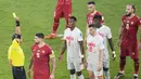 Kedua tim menunjukan permainan keras demi meraih kemenangan. Total ada 11 kartu kuning dikeluarkan wasit. tujuh untuk Serbia dan empat diterima Swiss. (AP/Luca Bruno)