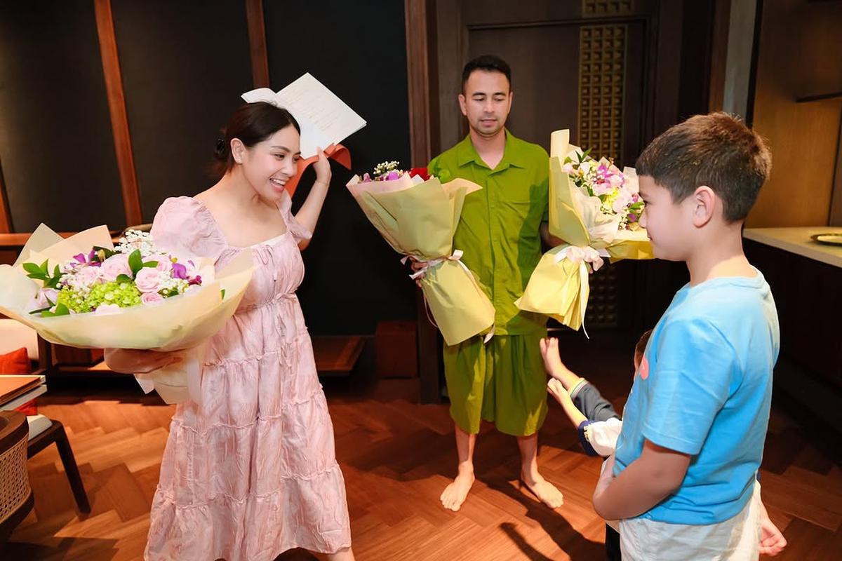 Raffi Ahmad, Rafathar, Rayyanza dan Lily Beri Bunga Spesial ke Nagita saat Hari Ibu