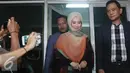 Reza Artamevia bersama kuasa hukumnya setelah melaporkan Gatot Brajamusti di Sentra Pelayanan Kepolisian Terpadu (SPKT) Polda Metro Jaya, Jakarta (07/10). (Liputan6.com/Herman Zakharia)