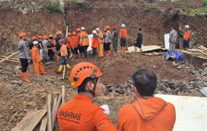 Petugas Basarnas melakukan pencarian korban longsor di Desa Cisempur, Jatinangor, Sumedang, Jabar, pada Jumat (2/1/2026). (Liputan6.com/ Dok Ist Ilham N)