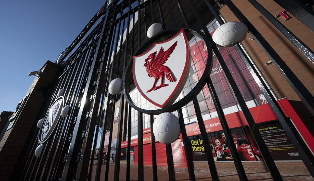 Foto yang diabadikan pada 2 Mei 2020 ini menunjukkan Stadion Anfield milik klub Liverpool terkunci dan kosong saat berbagai kegiatan olahraga masih ditangguhkan selama pandemi COVID-19 di Liverpool, Inggris. (Xinhua/Jon Super)