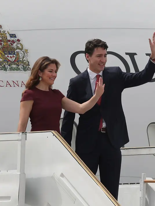 PM Kanada Justin Trudeau dan Sophie Gregoire melambaikan tangan ketika tiba di Bandara Internasional Ministro Pistarini, Buenos Aires, Argentina, Rabu (28/11). Justin Trudeau tiba di Argentina untuk menghadiri KTT G20. (AP Photo/Martin Mejia)