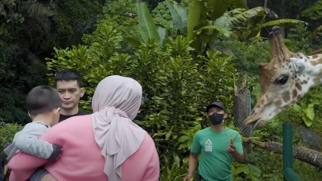 Tetap Mesra, Ini 6 Momen Liburan Citra Kirana dan Rezky Adhitya Bareng Anak