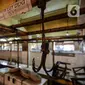 Gantungan daging di los pedagang yang kosong di Pasar Kebayoran, Jakarta, Rabu (20/1/2021). Para pedagang daging sapi di sejumlah pasar di kawasan Jakarta, Bogor, Depok, Tangerang, dan Bekasi (Jabodetabek) menggelar aksi mogok jualan mulai Rabu hingga Jumat (22/1). (Liputan6.com/Johan Tallo)