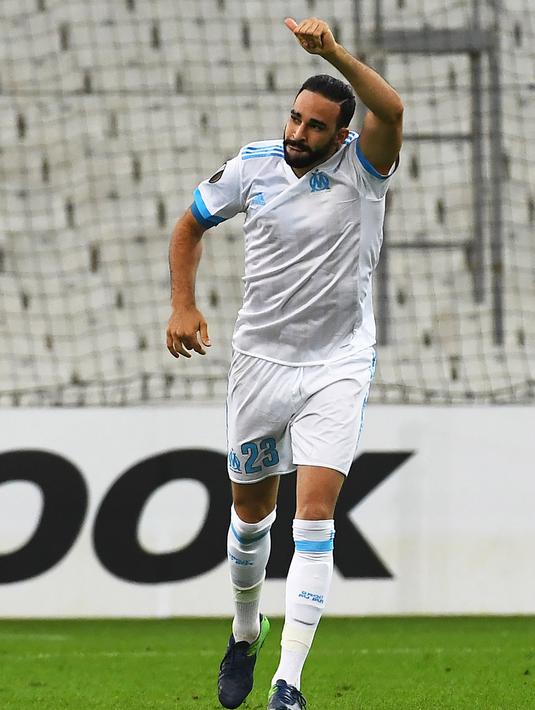 1. Adil Rami - Bek senior yang pernah absen kala merumput bersama Marseille di tahun 2018. Namun pemain yang sudah meciptakan rataan 87% umpan akurat tersebut harus bersaing dengan bek macam Koscielny dan Laporte. (AFP/Anne Christine)