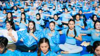 Maia Estianty & Melaney Ricardo mengikuti yoga session di IONATION 2025. ©IONATION