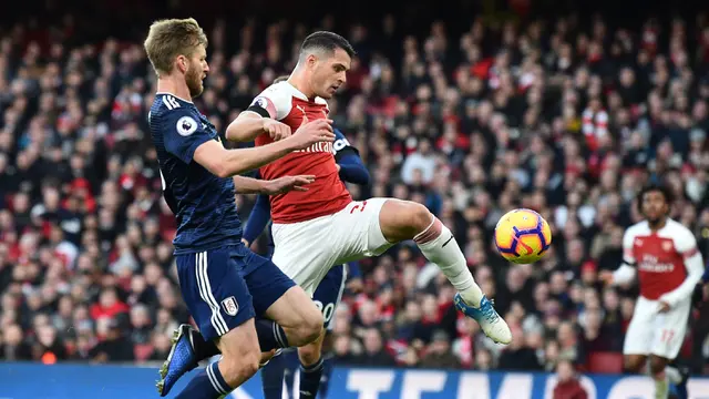Proses terjadinya gol yang dicetak gelandang Arsenal, Granit Xhaka, ke gawang Fulham pada laga Premier League di Stadion Emirates, London, Selasa (1/1). Arsenal menang 5-1 atas Fulham. (AFP/Glyn Kirk)