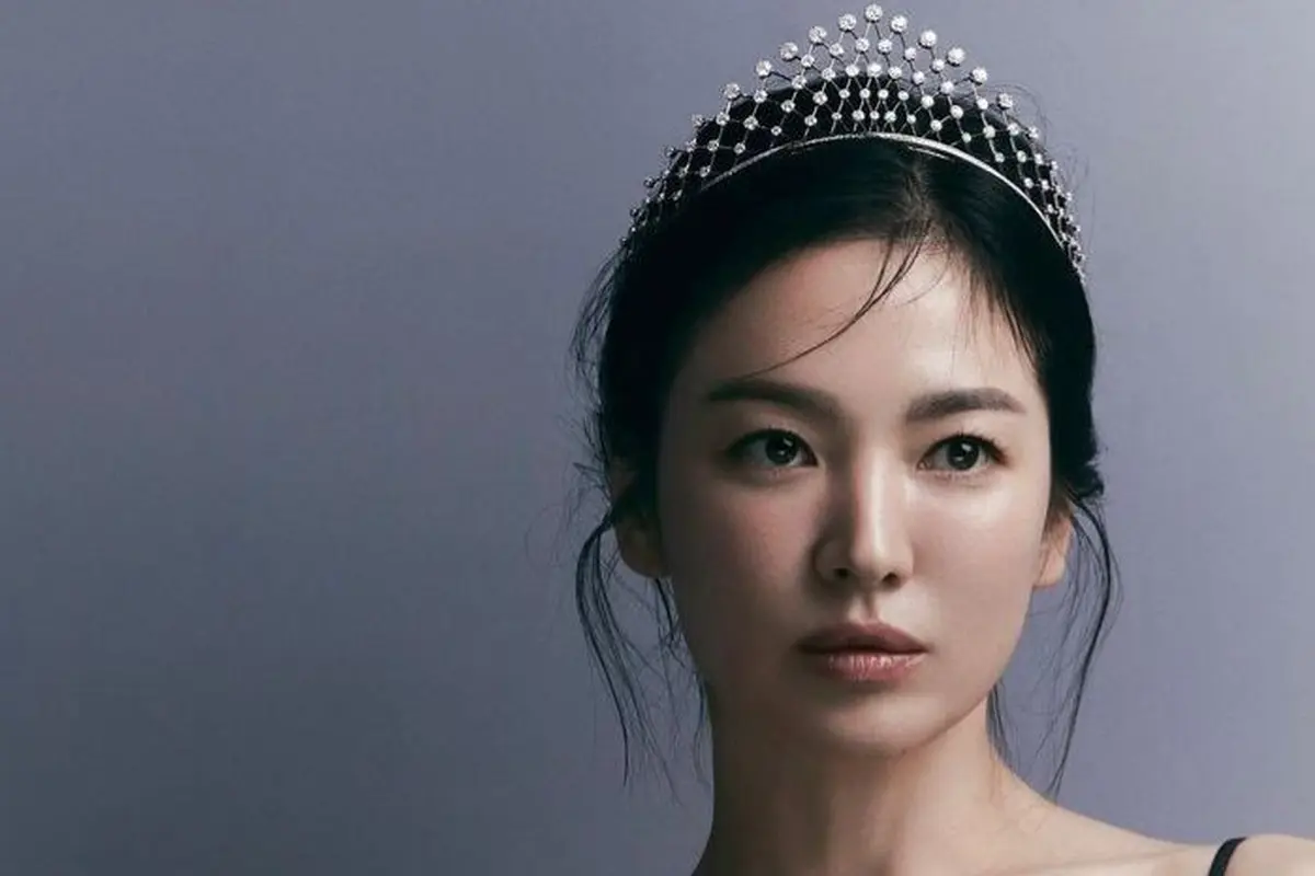 Song Hye Kyo Pancarkan Keanggunan Bak Ratu di Pemotretan Terbaru, Pakai Mahkota Senilai Rp6 M