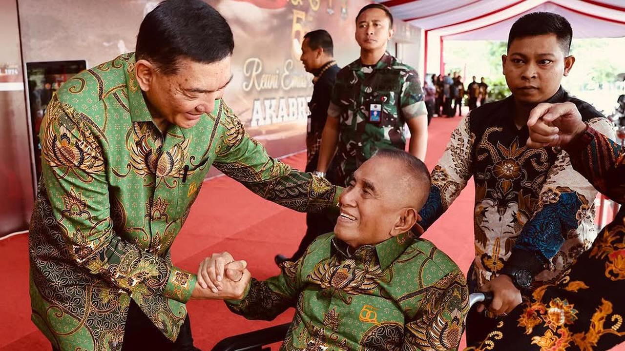 Kompak Pakai Batik Hijau, Momen Spesial Sjafrie Salam Komando dengan Eks Menhan Ryamizard