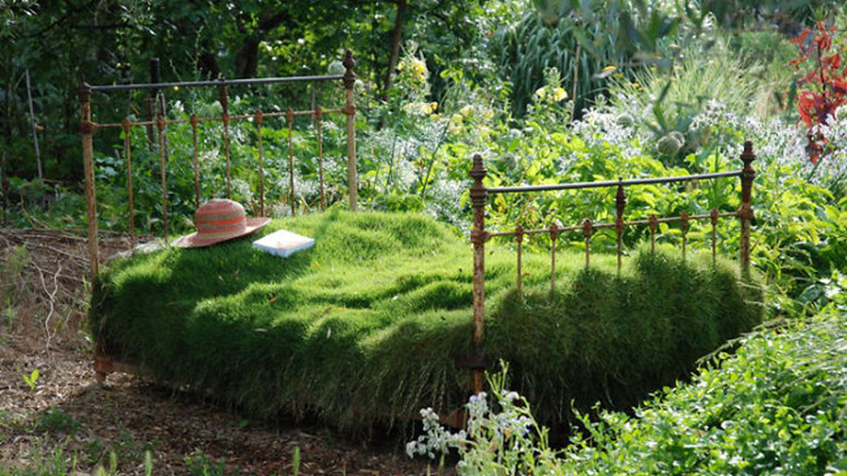 Jangan Dulu Dibuang, Barang Bekas Bisa Percantik Taman Rumah Anda