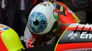 No.2 Helm bergambar bola mata ini di pakai Valentino Rossi saat berlomba dalam GP Italia di Sirkuit Mugello, Italia, (2/7/2011). (AFP/Vincenzo Pinto)