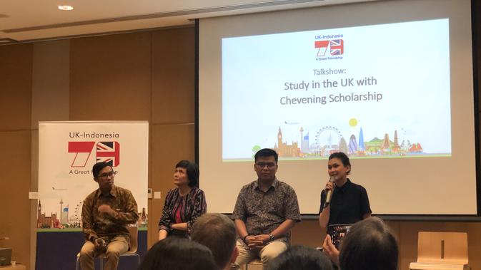 Alumni Chevening dari Indonesia membagikan kisah dan testimoni dari beasiswa yang didapat pada saat konferensi pers di Kedutaan Besar Inggris di Jakarta, Rabu (14/8/2019). (Liputan6.com/Hugo Dimas)