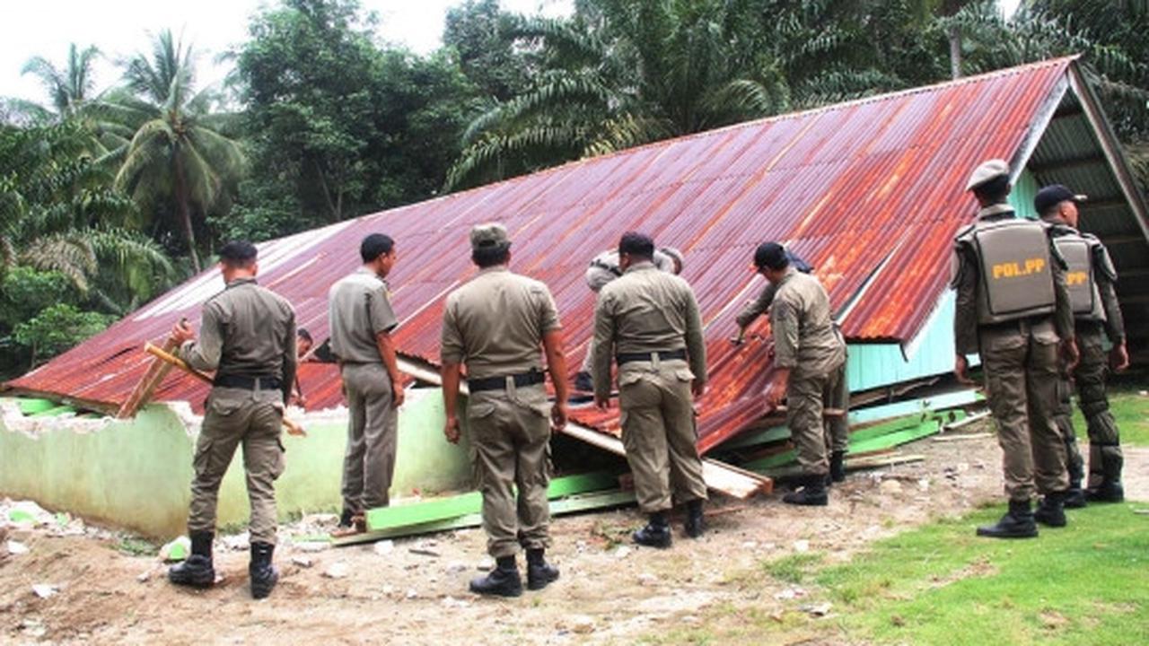 Suasana pembongkaran gereja di Aceh Singkil