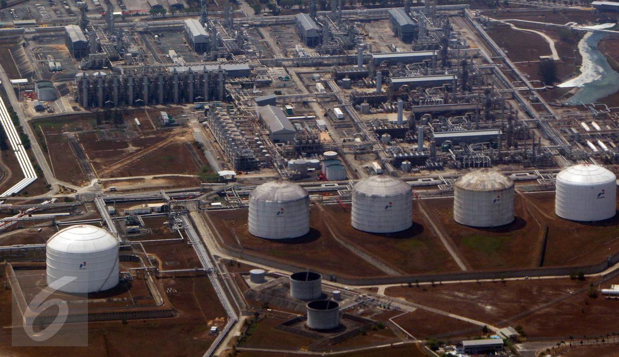Suasana area kilang LNG Badak di Kalimantan Timur, Rabu (28/10). Pertagas terus melakukan terobosan dalam bisnis LNG yaitu dengan menggarap potensi pasar ritel LNG untuk industri tambang dan komersial di Kalimantan. (Liputan6.com/Immanuel Antonius)