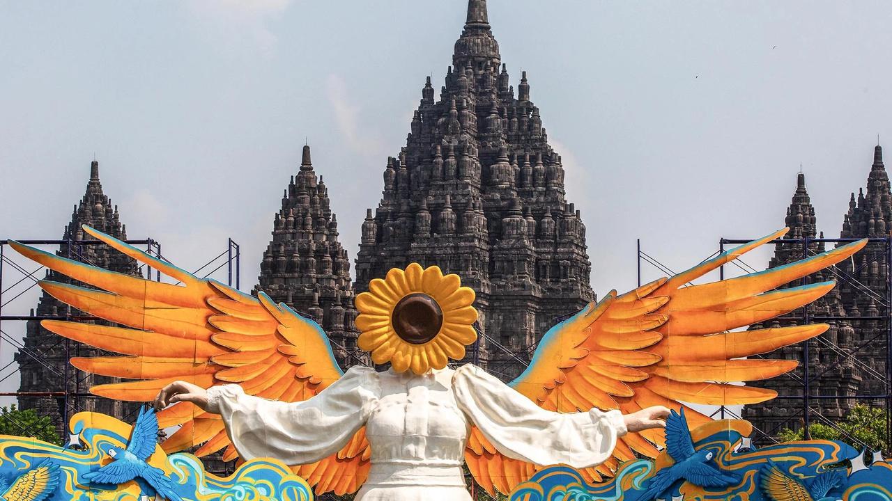 FOTO: Sun Flower Angel Hadirkan Nuansa Baru di Kawasan Candi Prambanan