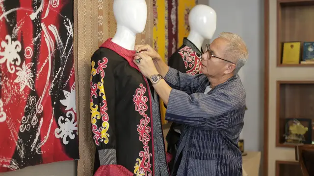 Desainer Kemeja Tenun SBY, Wignyo Rahadi Hadirkan Pesona Kain Tarakan dalam Koleksi 'Exotica' di Parade Wastra Nusantara 2025