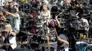 Ratusan drumer berkolaborasi dalam acara Baltic Drummers' Summit di Riga, Latvia, (10/7). Pertunjukan ini diikuti oleh para drumer dari segala kalangan dan umur. (REUTERS/Ints Kalnins)