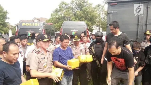 Polisi menangkap empat pelaku penyelundupan narkoba berupa sabu seberat sekitar 1 ton di kawasan Pantai Anyer, Serang, Banten.