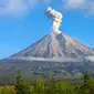 Gunung Semeru merupakan gunung tertinggi di Pulau Jawa, dengan puncaknya Mahameru, 3.676 meter dari permukaan laut (mdpl). Gunung Semeru terletak di Kabupaten Malang dan Kabupaten Lumajang, di Jawa Timur kini berstatus waspada. (Istimewa)