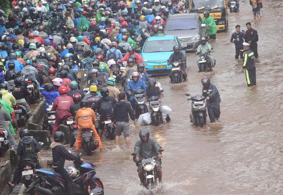 FOTO: Ratusan Pemotor Antre Menembus Banjir di Jalan Daan Mogot Jakbar