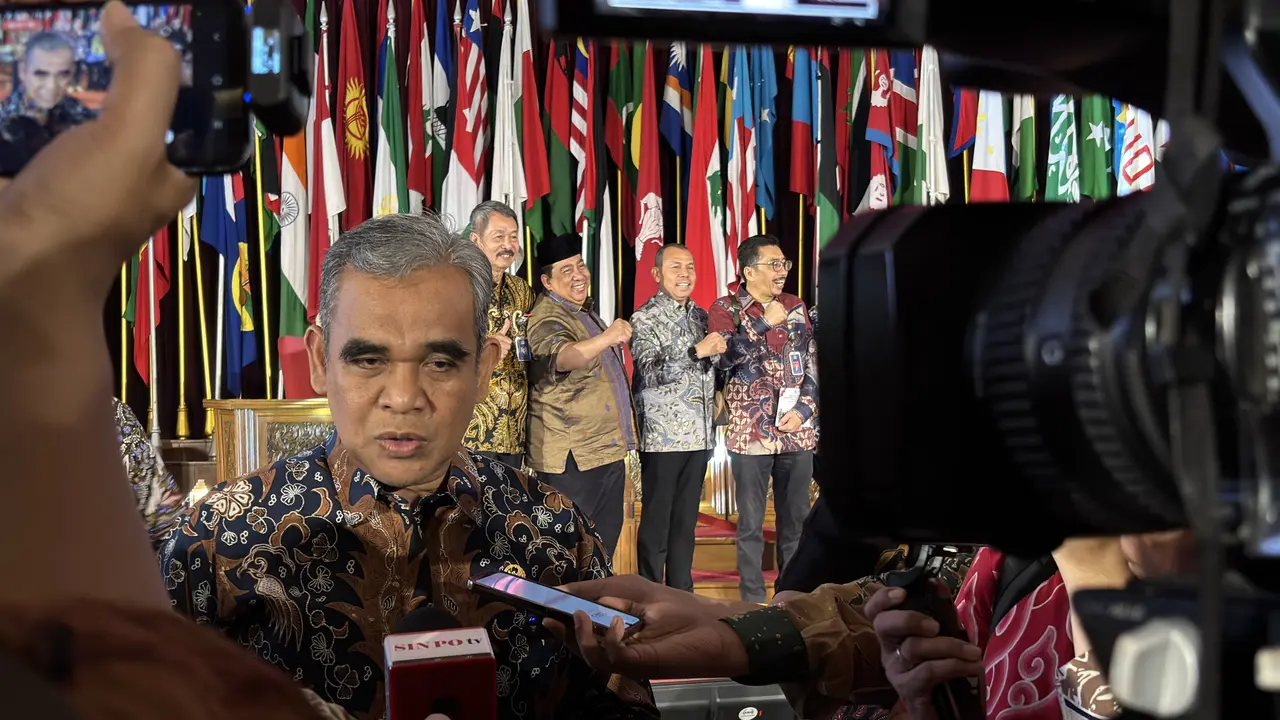 Ketua MPR Ahmad Muzani saat peluncuran buku Sejarah MPR dan Risalah Perubahan UUD 1945 di Gedung Merdeka, Bandung.