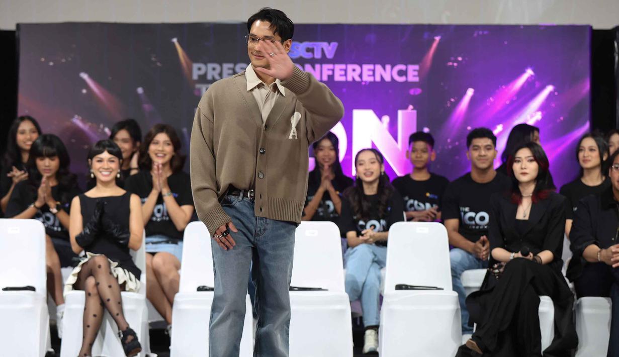 Pemirsa dapat berpartisipasi memberikan dukungan melalui fitur Koin Virtual Gift di aplikasi Vidio untuk menyelamatkan kontestan favorit mereka. Tampak dalam foto, salah satu juri The Icon Indonesia, Afgan (berdiri) saat peluncuran ajang pencarian bakat The Icon Indonesia di SCTV Tower, Jakarta, Senin (6/4/2026). (Kapanlagi/Budy Santoso)