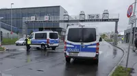 Kendaraan polisi di pabrik Mercedes-Benz di Sindelfingen, Jerman usai penembakan pada Kamis 11 Mei 2023. (Julian Rettig/AP)