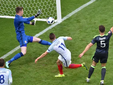 Gol Jamie Vardy ke gawang Wales yang berbau offside membuat kedudukan menjadi imbang (pada laga Euro 2016 grup B di Stadion Bollaert-Delelis, Lens, Kamis (16/6/2016). (AFP/Philippe Huguen)