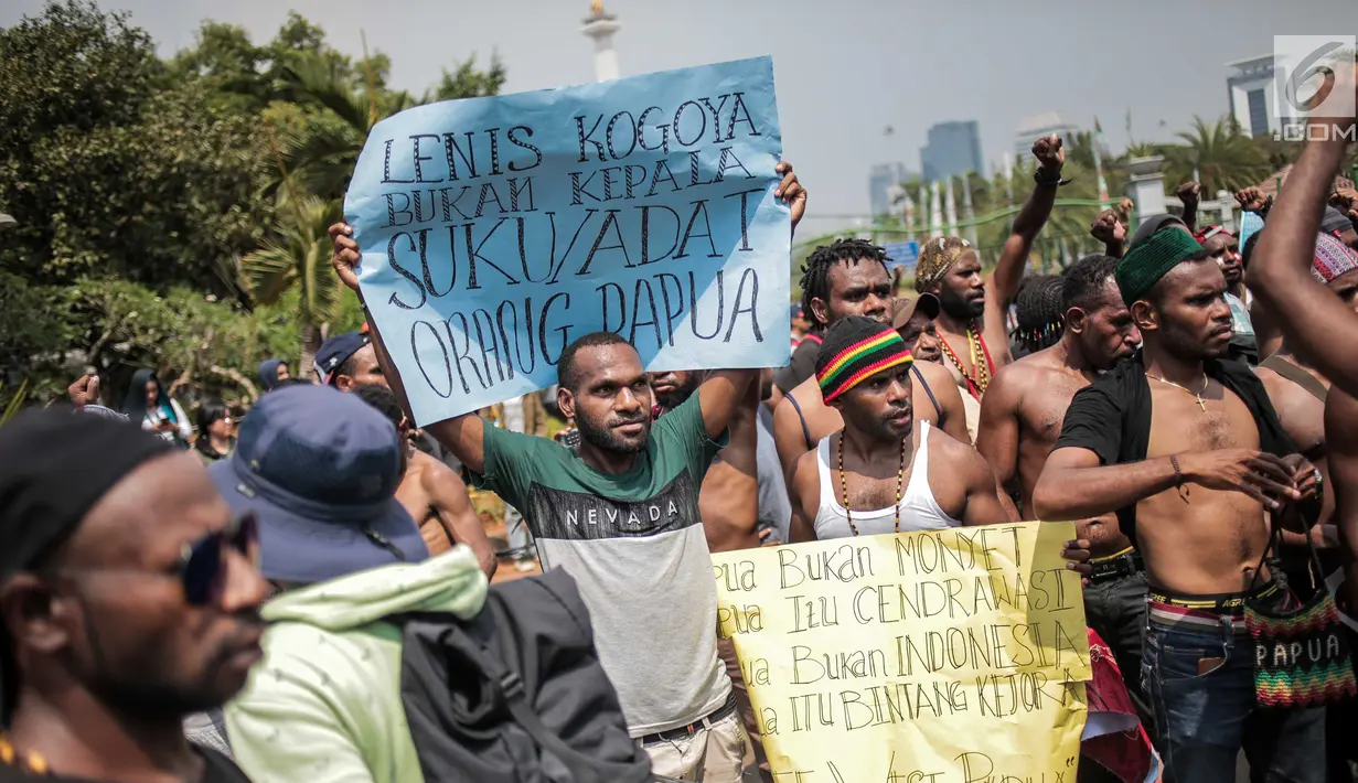 Massa yang tergabung dalam Aliansi Mahasiswa Anti Rasisme, Kapitalisme, Kolonialisme dan Militerisme berunjuk rasa di depan Istana Merdeka, Jakarta, Kamis (22/8/2019). Aparat kepolisian membuat barikade hidup di depan massa yang berunjuk rasa. (Liputan6.com/Faizal Fanani)