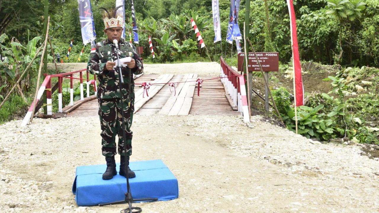 FOTO: TNI AL Resmikan Jembatan di Distrik Bonggo Papua
