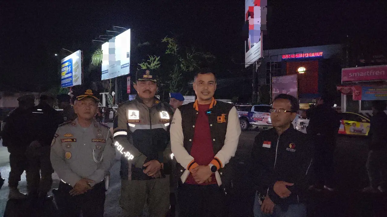 Ketua KPUD Garut, Dian Hasanudin, bersama Bawaslu, Satpol PP, dan Unsur TNI-Polri mengawal pembersihan seluruh APK Paslon Pilkada Garut, 2024, Sabtu (24/11/2024). (Liputan6.com/Jayadi Supriadin)